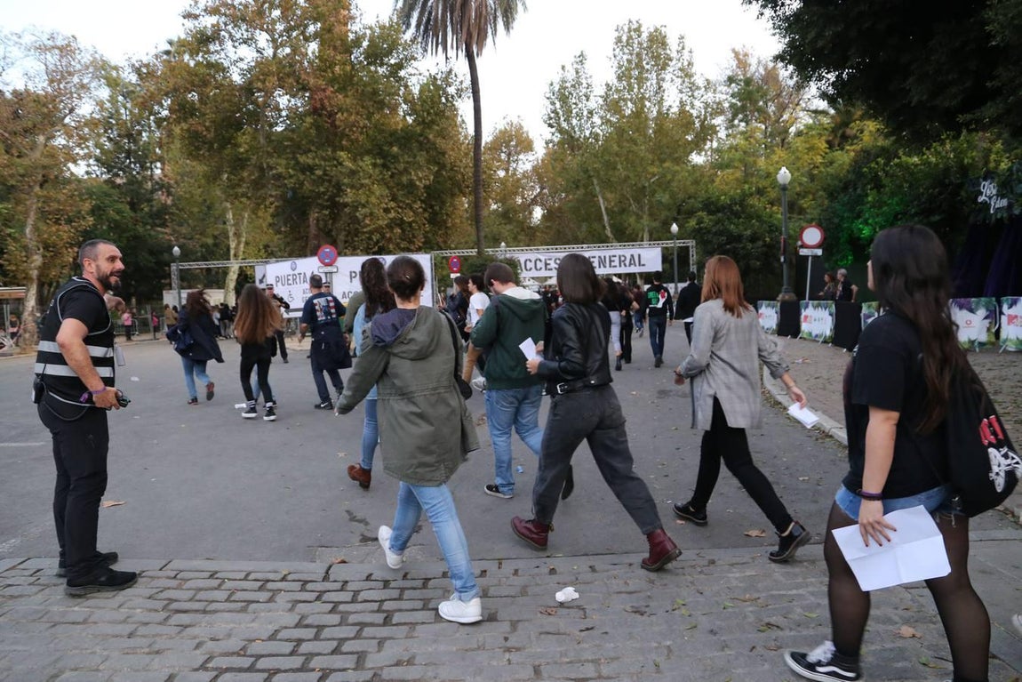 Ambiente previo al concierto de Green Day en la Plaza de España por los MTV EMA Sevilla 2019