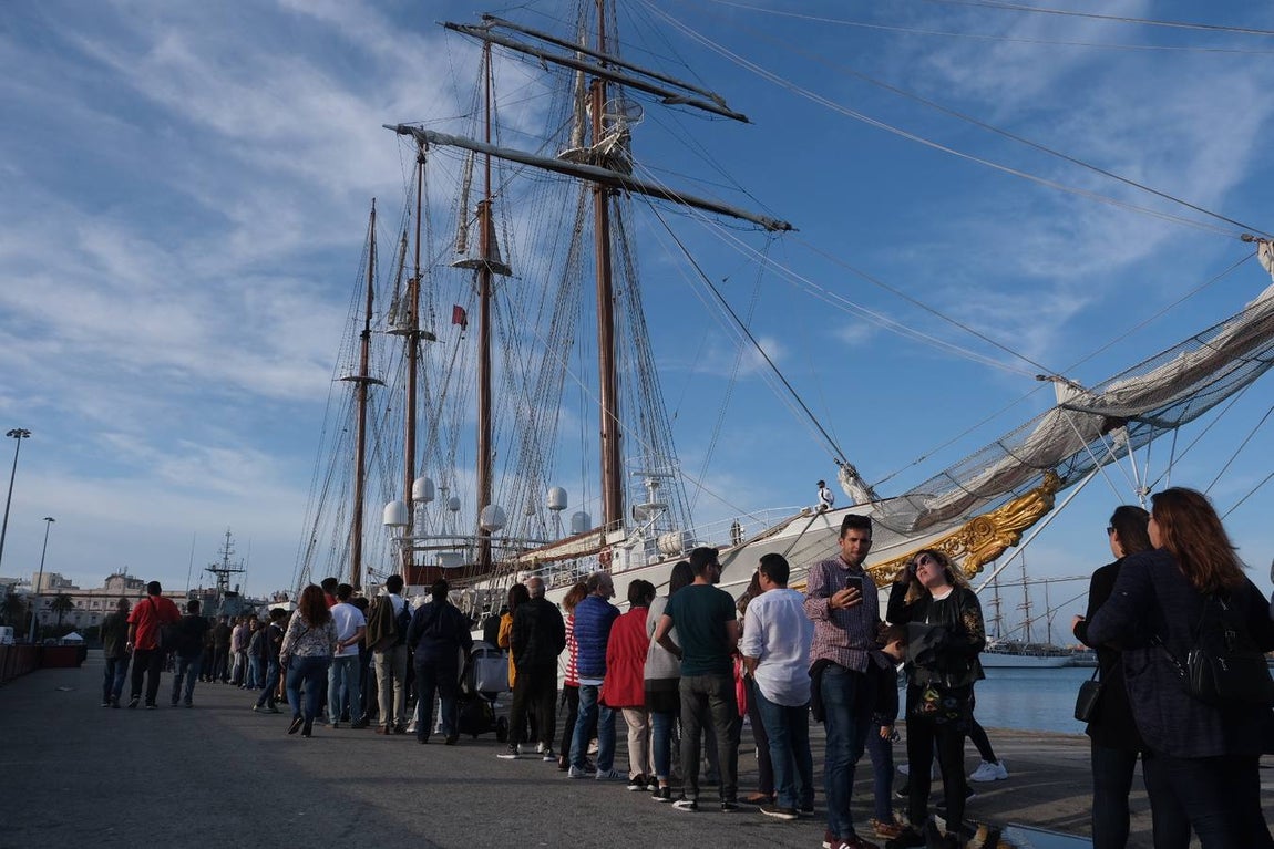 FOTOS: Colas y gran expectación para visitar el Juan Sebastián de Elcano en Cádiz
