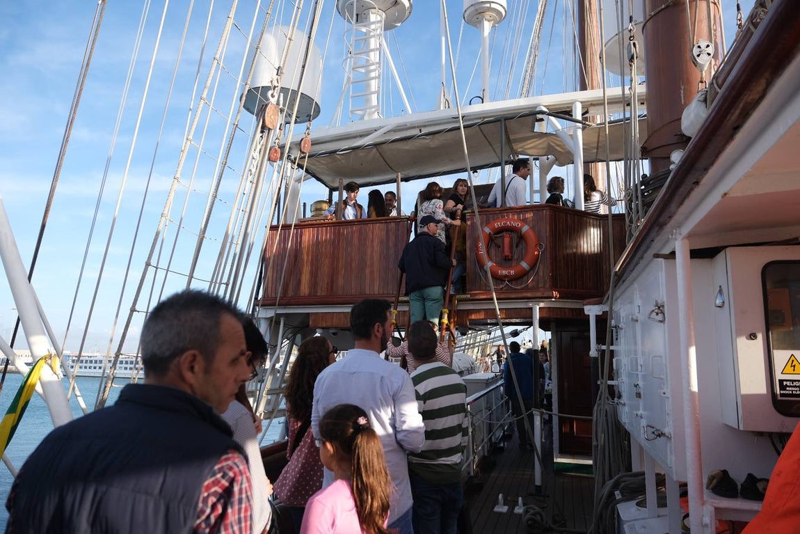 FOTOS: Colas y gran expectación para visitar el Juan Sebastián de Elcano en Cádiz