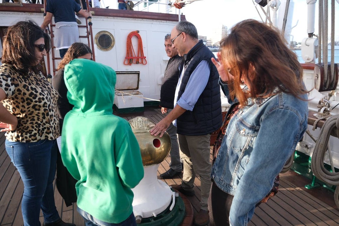 FOTOS: Colas y gran expectación para visitar el Juan Sebastián de Elcano en Cádiz