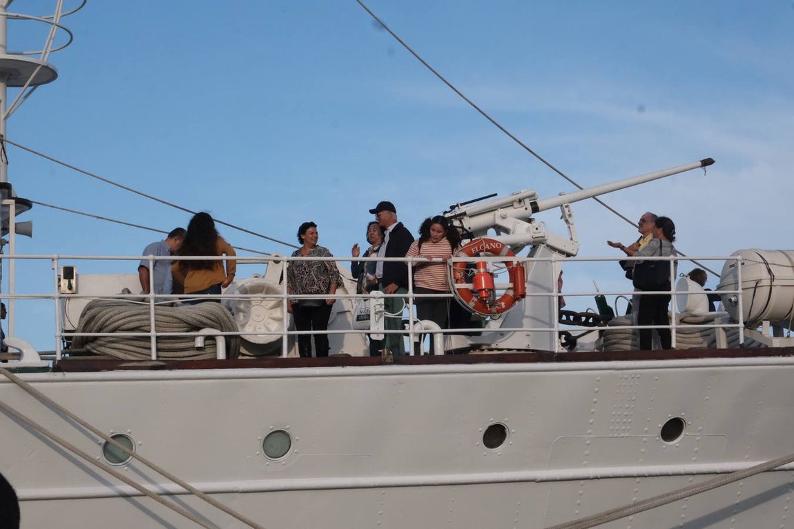 FOTOS: Colas y gran expectación para visitar el Juan Sebastián de Elcano en Cádiz