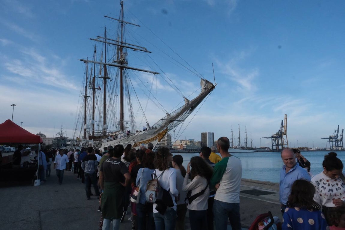 FOTOS: Colas y gran expectación para visitar el Juan Sebastián de Elcano en Cádiz