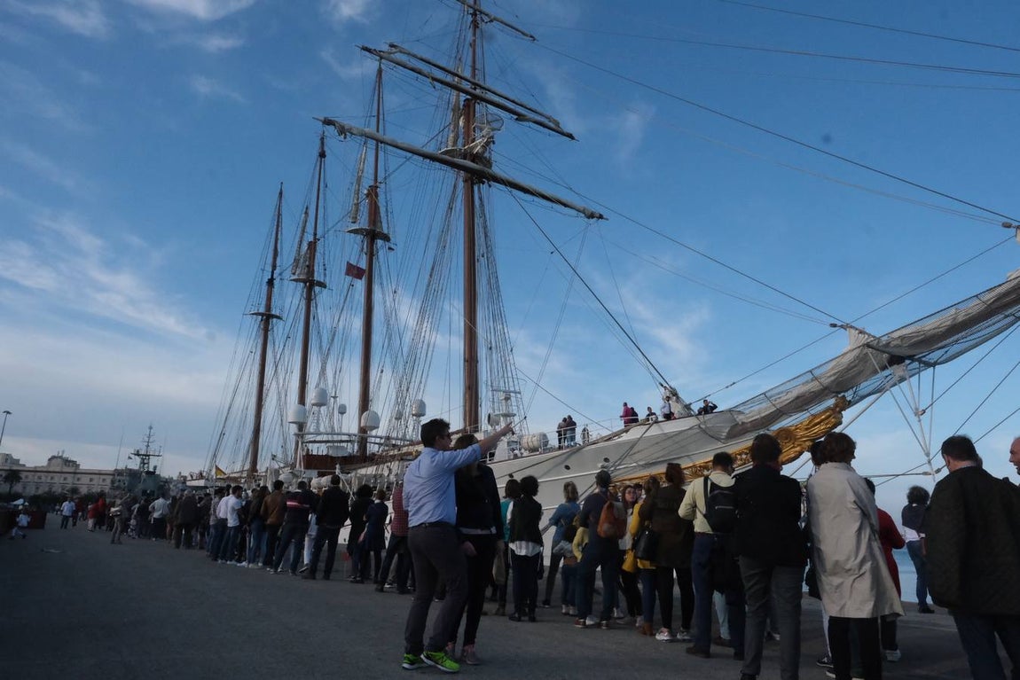FOTOS: Colas y gran expectación para visitar el Juan Sebastián de Elcano en Cádiz