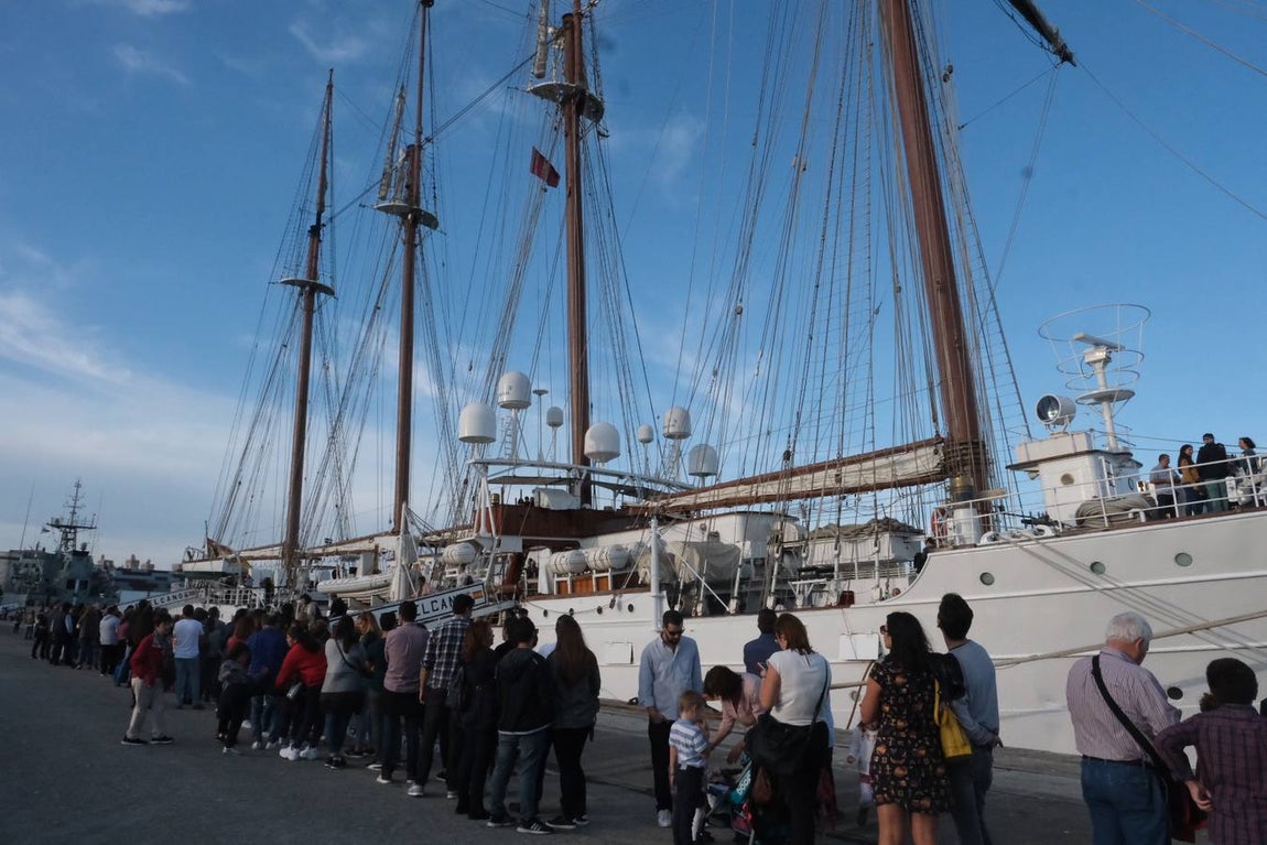 FOTOS: Colas y gran expectación para visitar el Juan Sebastián de Elcano en Cádiz