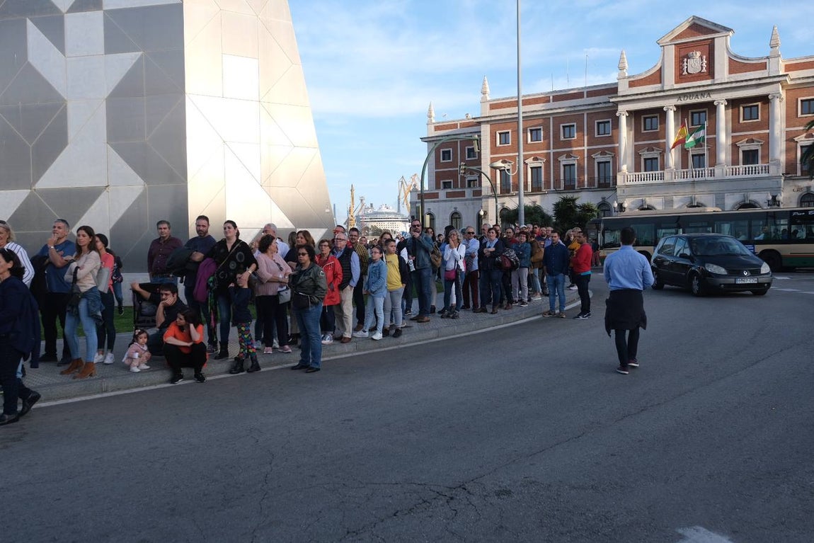 FOTOS: Colas y gran expectación para visitar el Juan Sebastián de Elcano en Cádiz