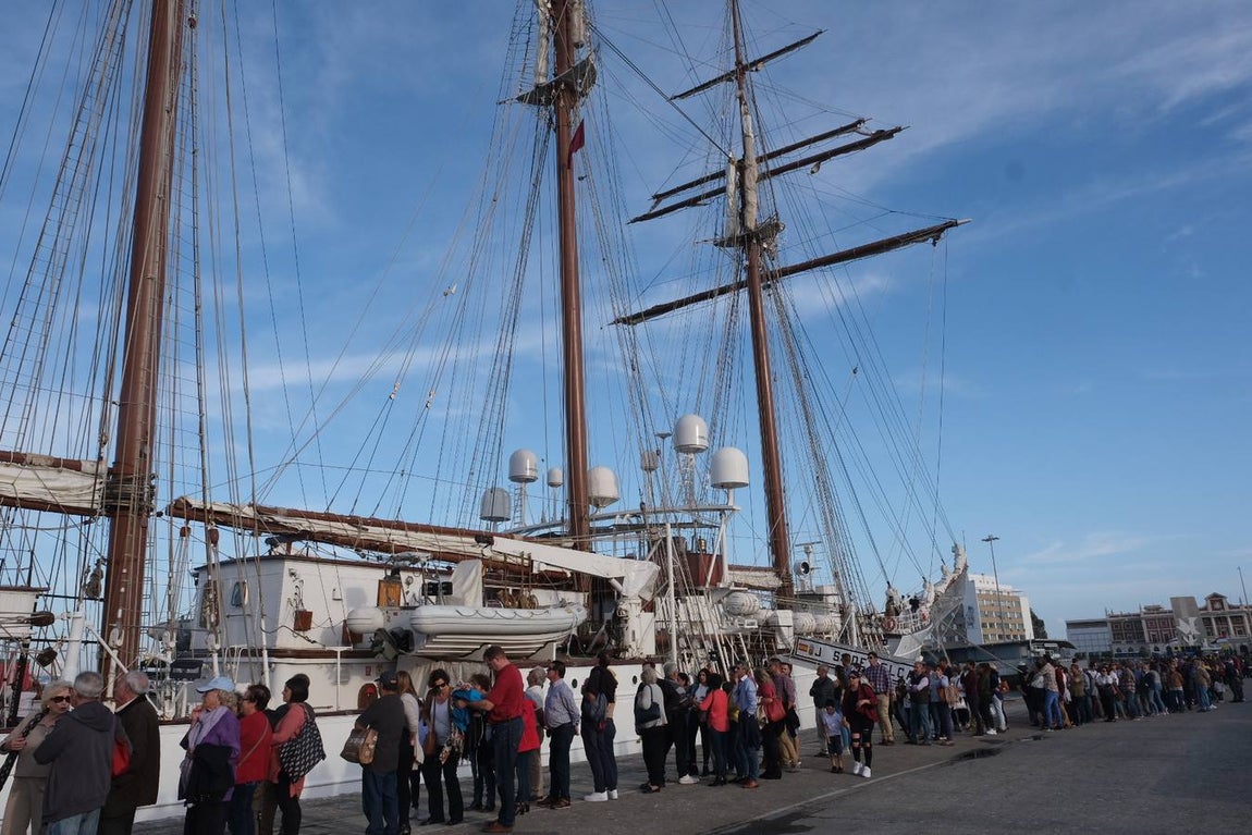 FOTOS: Colas y gran expectación para visitar el Juan Sebastián de Elcano en Cádiz