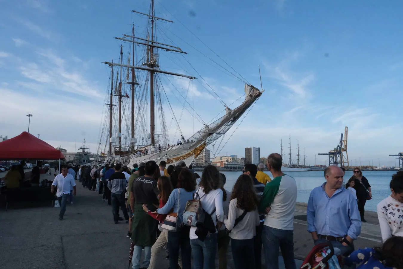 FOTOS: Colas y gran expectación para visitar el Juan Sebastián de Elcano en Cádiz