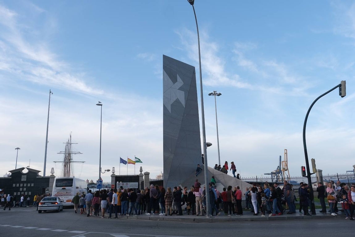 FOTOS: Colas y gran expectación para visitar el Juan Sebastián de Elcano en Cádiz