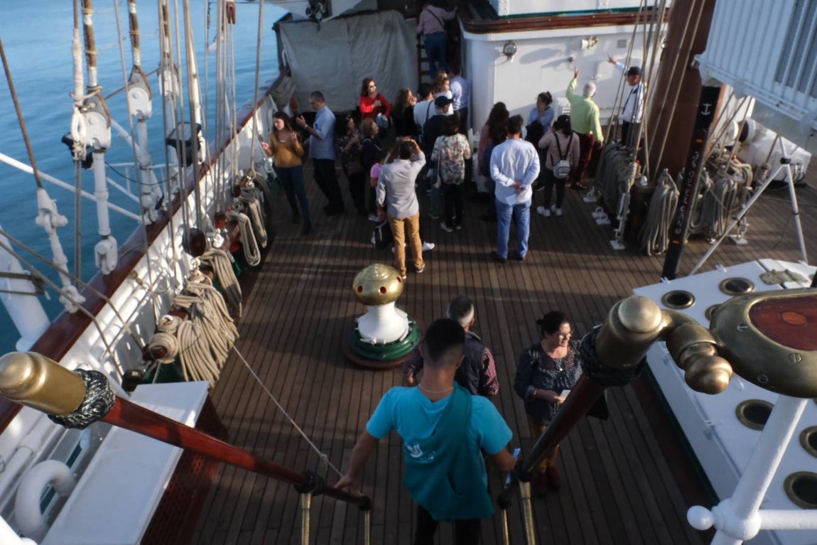 FOTOS: Colas y gran expectación para visitar el Juan Sebastián de Elcano en Cádiz