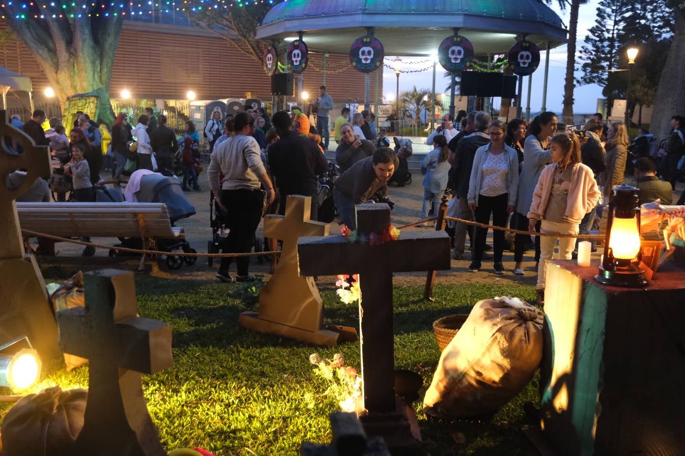 FOTOS: Fiesta mexicana por el Día de los Muertos en el Parque del Genovés de Cádiz