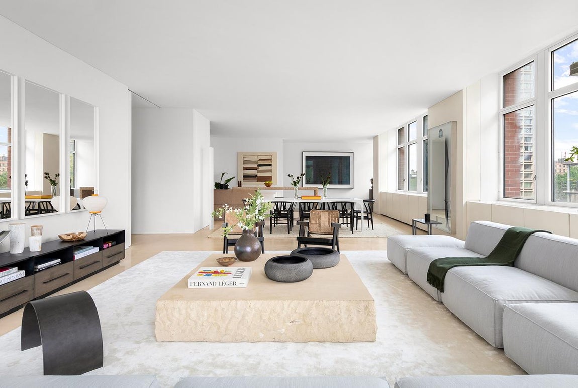 El loft minimalista de Kim Kardashian. Pese a la vida de excesos, lujos y excentricidades que lleva la familia Kardashian, en lo que a decoración respecta, las hermanas de este mediático clan han demostrado tener un gusto exquisito en sus viviendas apostando por decoraciones minimalistas, limpias y rompedoras que les han permitido aparecer, también, en las mejores revistas de decoración de todo el mundo.