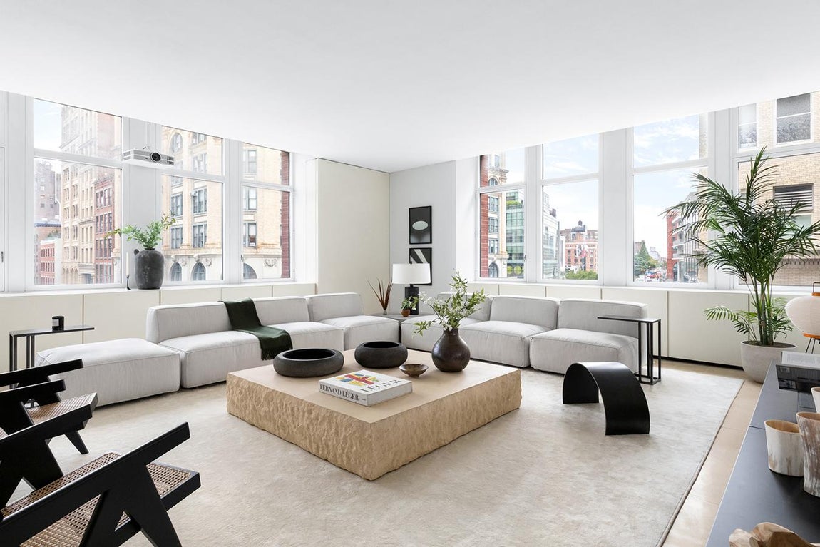 El loft minimalista de Kim Kardashian. Decorado en tonalidades claras, con el blanco como color dominante, con mucha luz y con muebles fabricados con materiales naturales, así es el loft que Kim Kardashian y Kanye West han puesto en venta en Nueva York por 4,2 millones de euros.