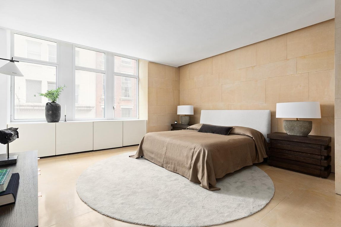 El loft minimalista de Kim Kardashian. Este espacioso y coqueto apartamento está situado en el SoHo neoyorquino y dispone de un gran salón -en el que destaca su gran mesa de centro de piedra- ,un comedor, cocina y un dormitorio. Pero son sus 13 ventanales lo que más llama la atención de quien lo visita.