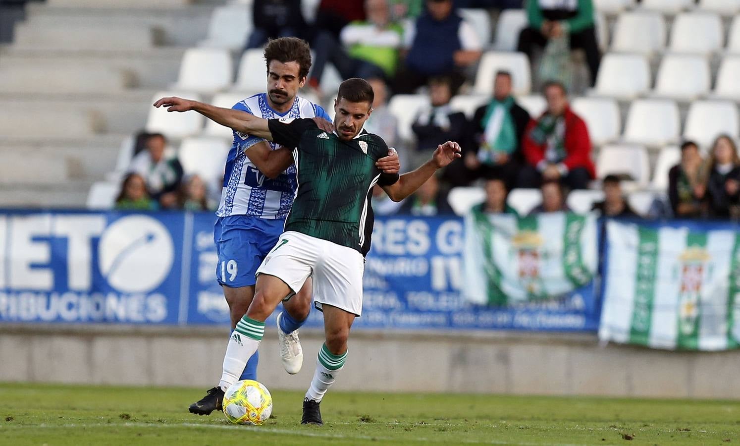 La afición desplazada y las jugadas del Talavera-Córdoba CF, en imágenes