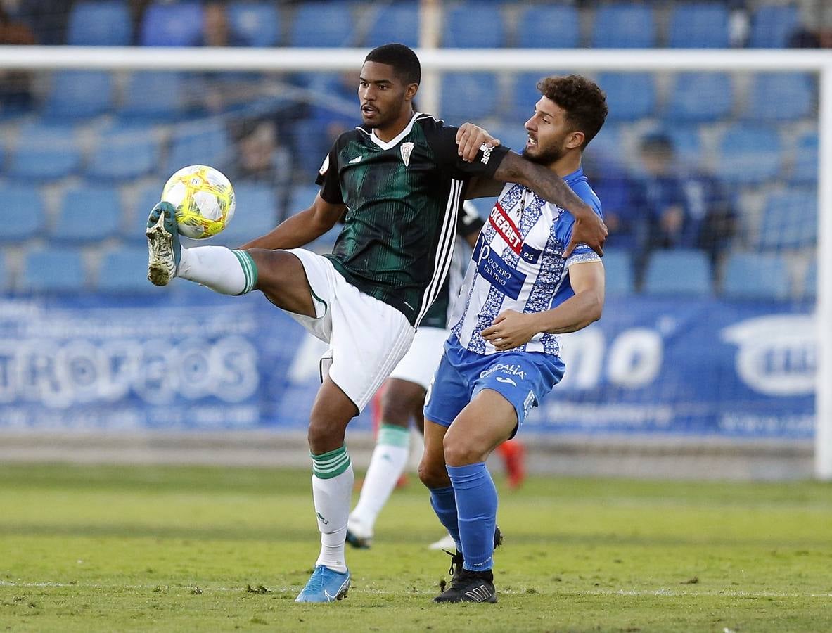 La afición desplazada y las jugadas del Talavera-Córdoba CF, en imágenes