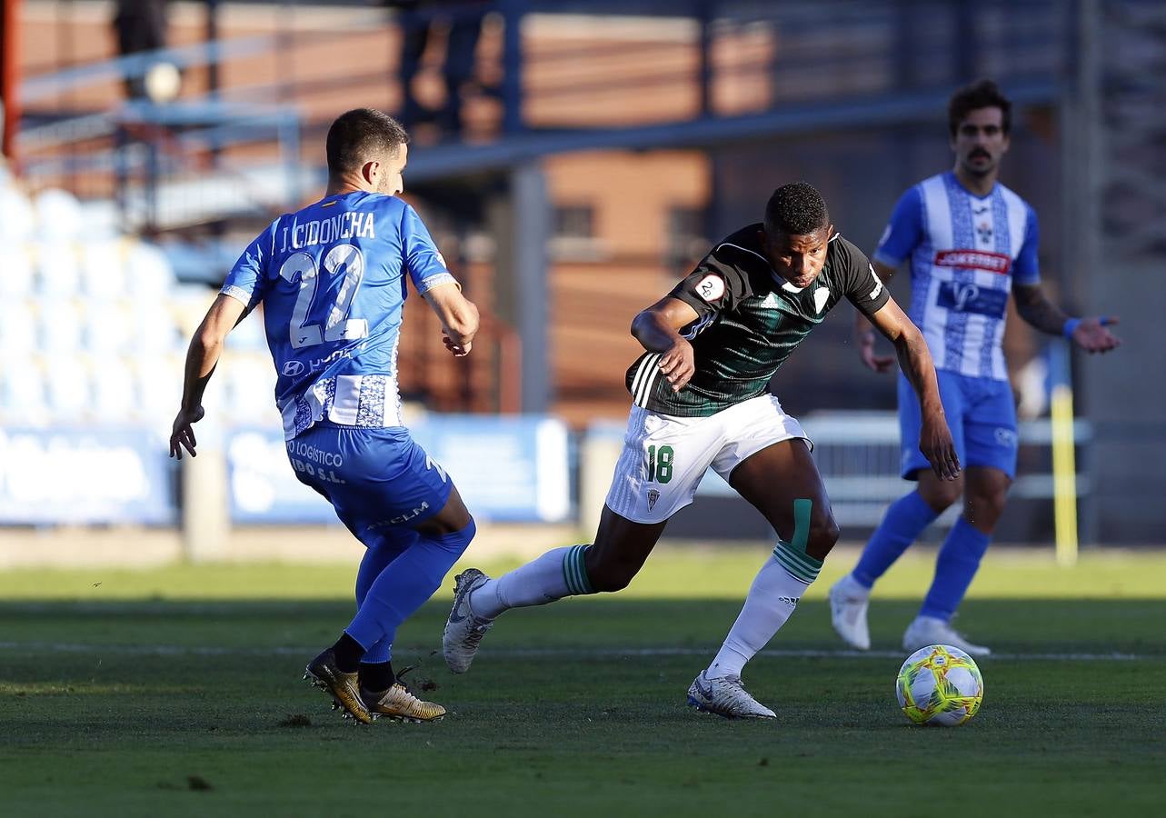 La afición desplazada y las jugadas del Talavera-Córdoba CF, en imágenes