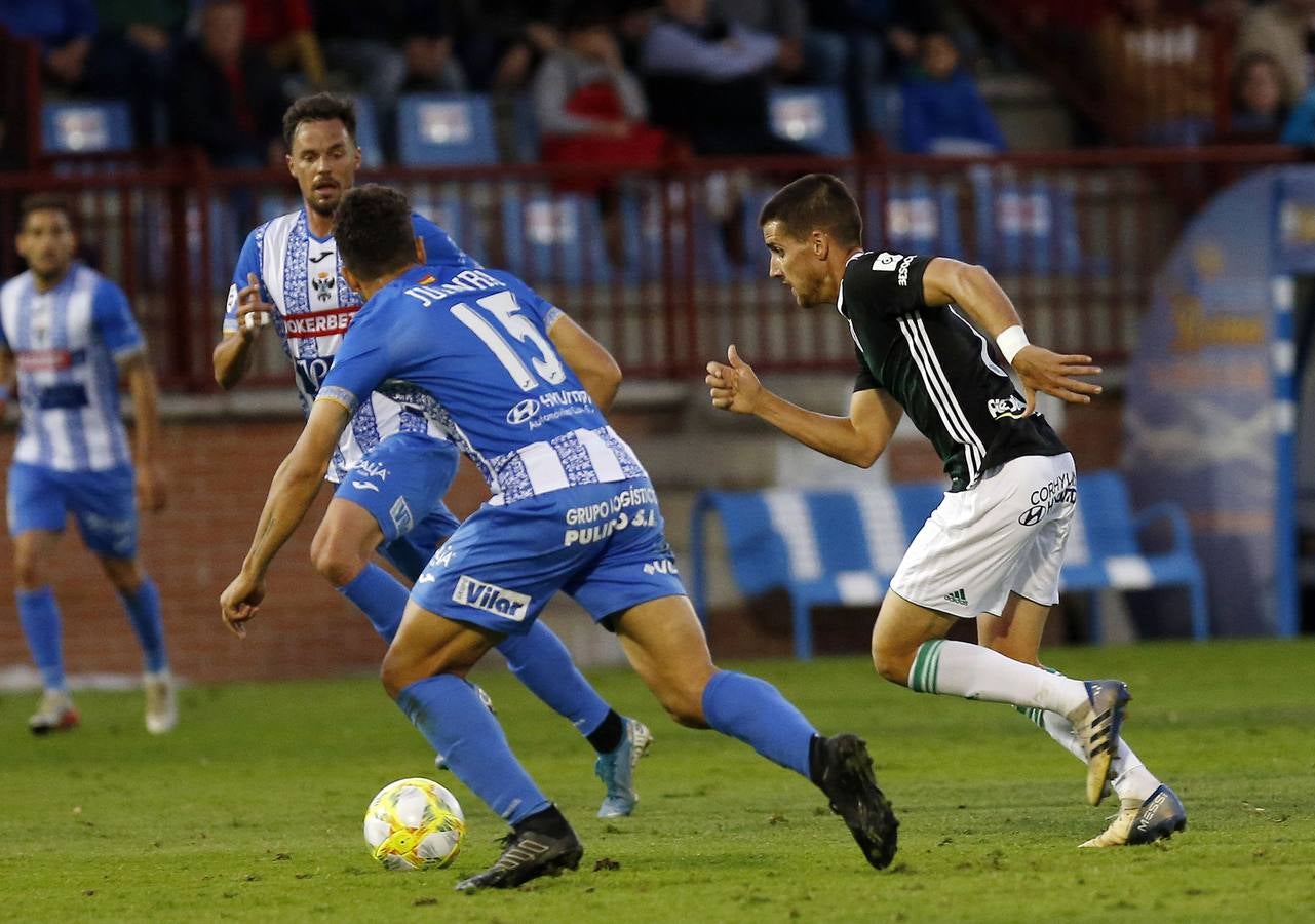 La afición desplazada y las jugadas del Talavera-Córdoba CF, en imágenes