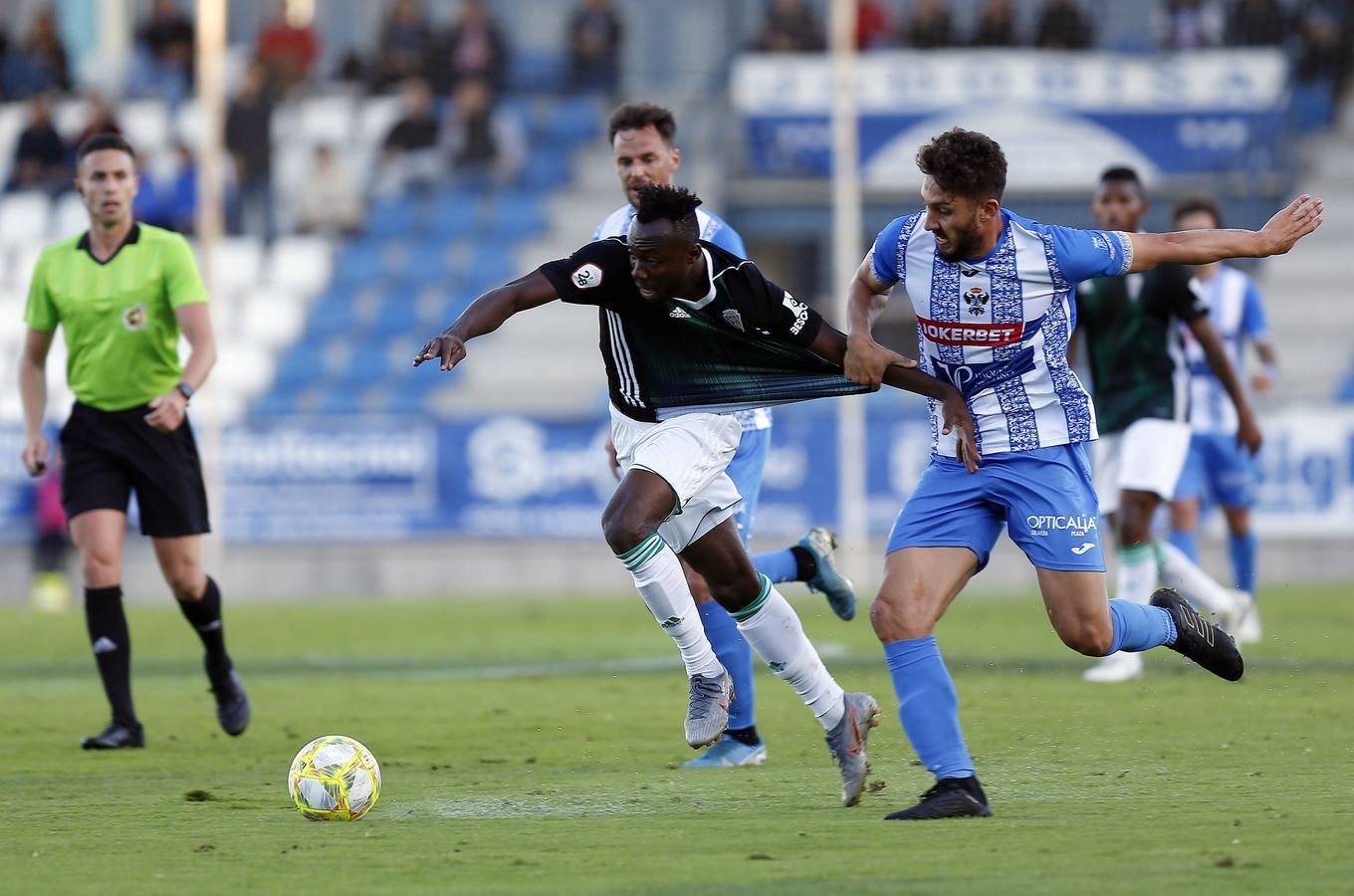 La afición desplazada y las jugadas del Talavera-Córdoba CF, en imágenes