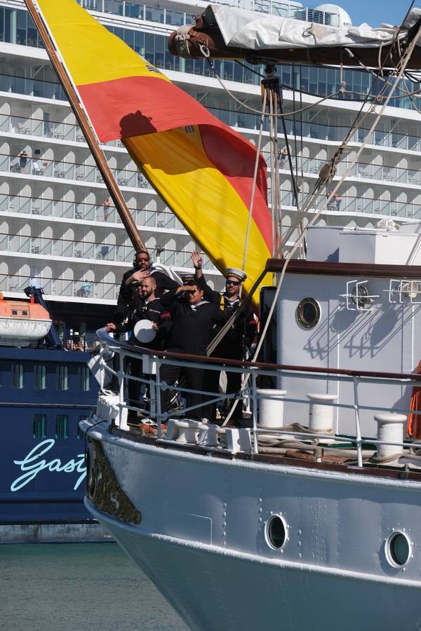 FOTOS: Cientos de personas dicen adiós al Juan Sebastián de Elcano en el muelle de Cádiz