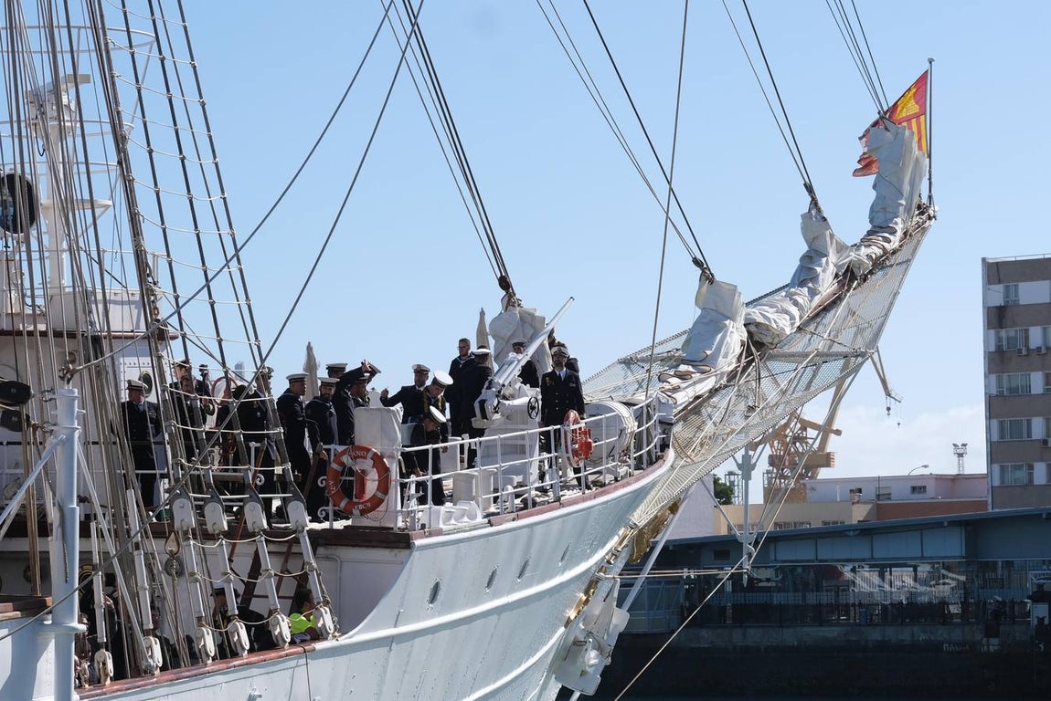 FOTOS: Cientos de personas dicen adiós al Juan Sebastián de Elcano en el muelle de Cádiz