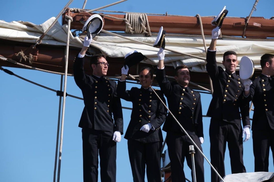 FOTOS: Cientos de personas dicen adiós al Juan Sebastián de Elcano en el muelle de Cádiz