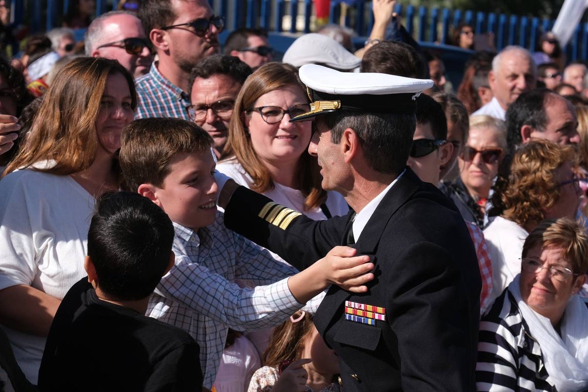 FOTOS: Cientos de personas dicen adiós al Juan Sebastián de Elcano en el muelle de Cádiz