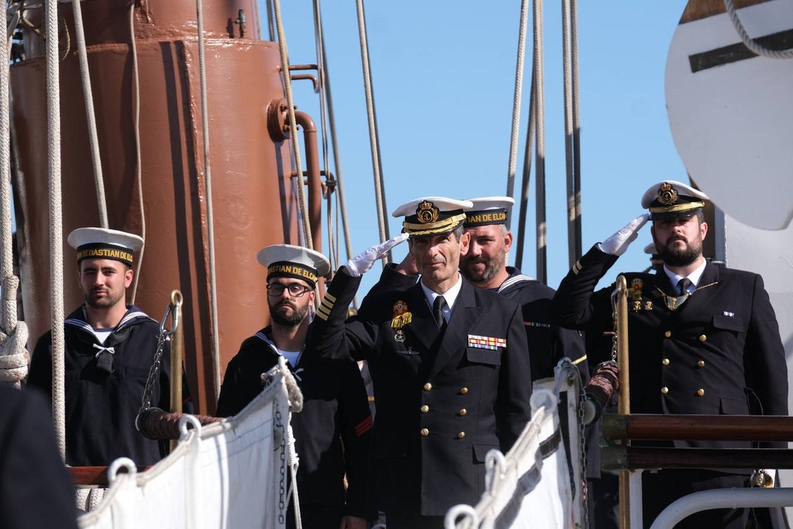 FOTOS: Cientos de personas dicen adiós al Juan Sebastián de Elcano en el muelle de Cádiz