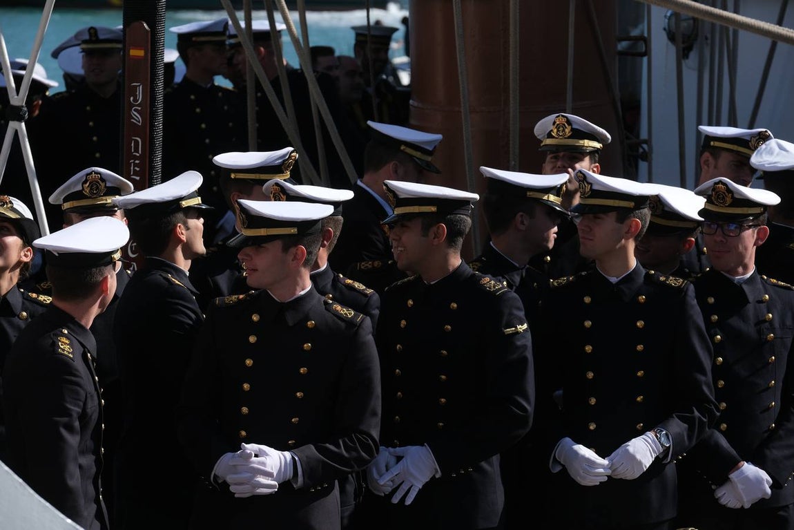 FOTOS: Cientos de personas dicen adiós al Juan Sebastián de Elcano en el muelle de Cádiz