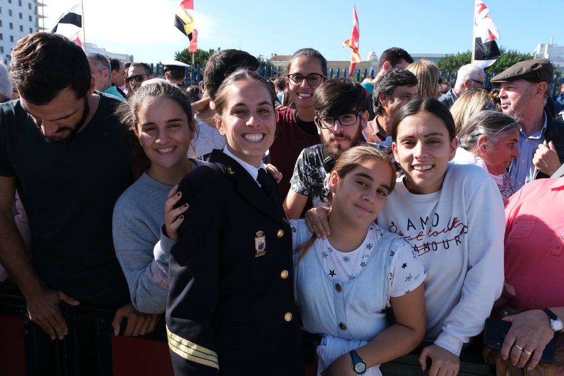 FOTOS: Cientos de personas dicen adiós al Juan Sebastián de Elcano en el muelle de Cádiz