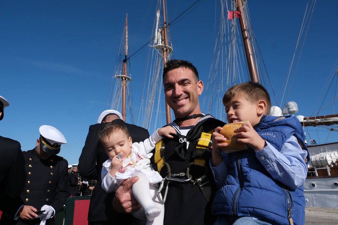 FOTOS: Cientos de personas dicen adiós al Juan Sebastián de Elcano en el muelle de Cádiz