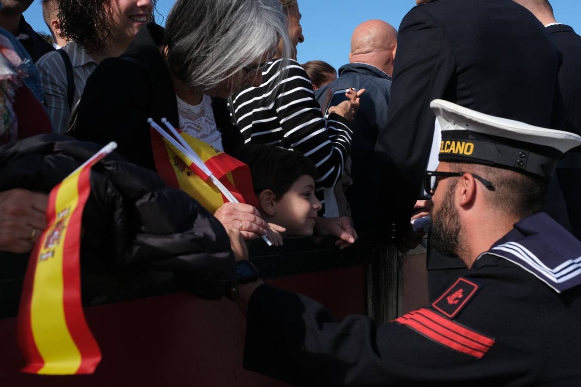 FOTOS: Cientos de personas dicen adiós al Juan Sebastián de Elcano en el muelle de Cádiz