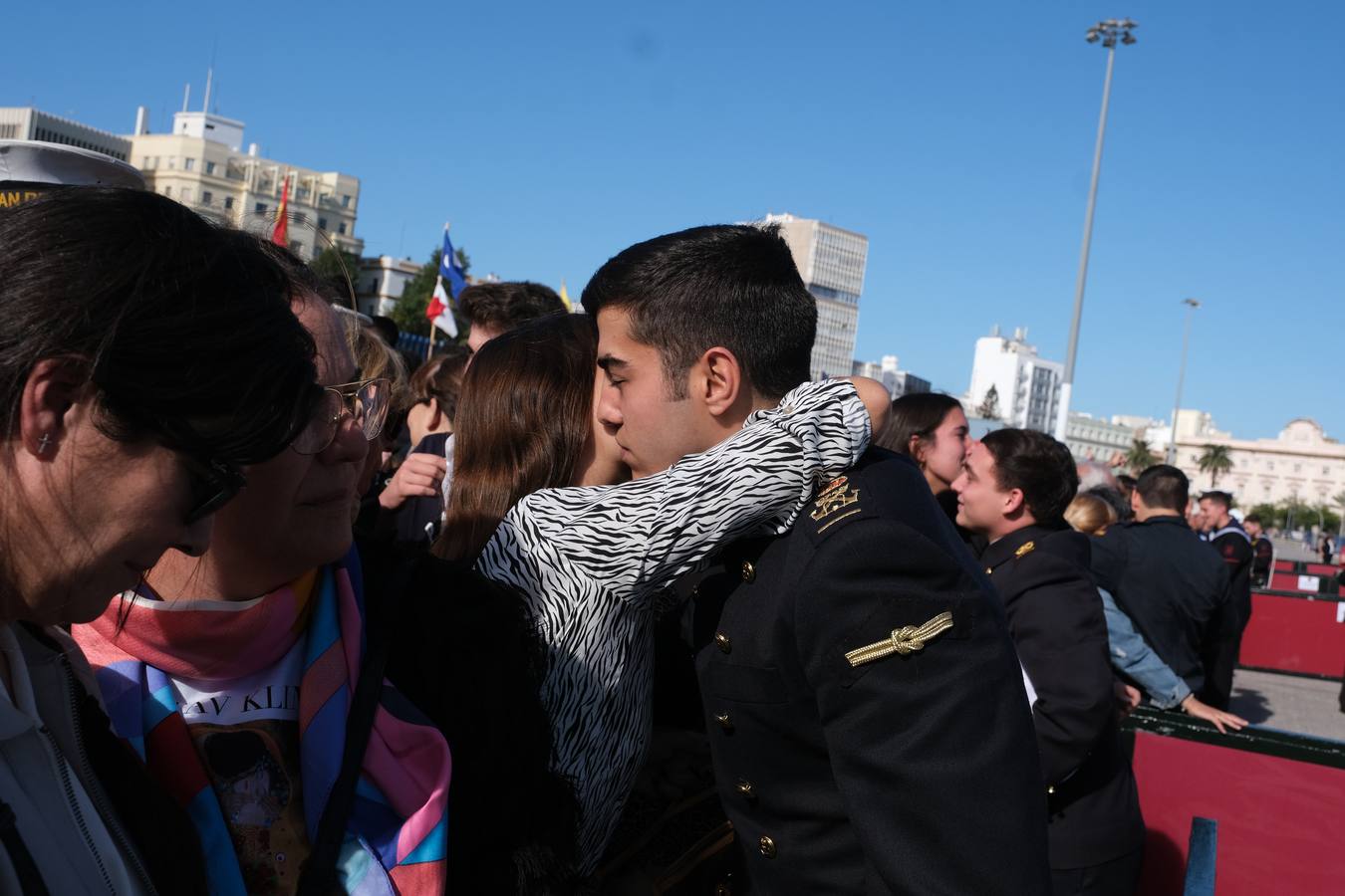 FOTOS: Cientos de personas dicen adiós al Juan Sebastián de Elcano en el muelle de Cádiz