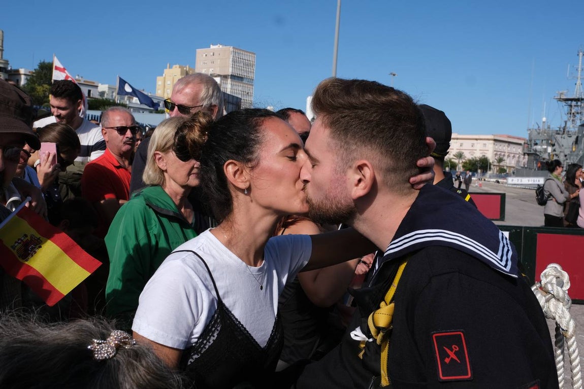 FOTOS: Cientos de personas dicen adiós al Juan Sebastián de Elcano en el muelle de Cádiz