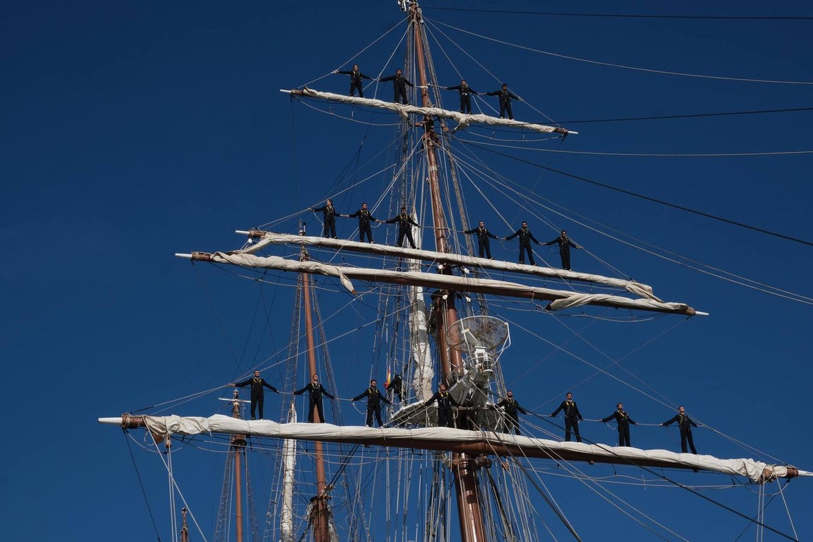 FOTOS: Cientos de personas dicen adiós al Juan Sebastián de Elcano en el muelle de Cádiz