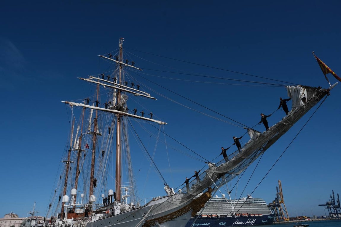 FOTOS: Cientos de personas dicen adiós al Juan Sebastián de Elcano en el muelle de Cádiz