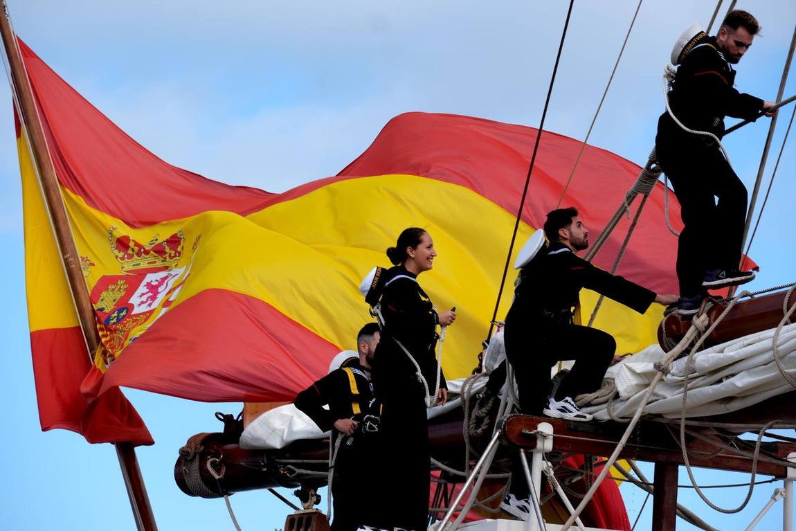 FOTOS: Cientos de personas dicen adiós al Juan Sebastián de Elcano en el muelle de Cádiz