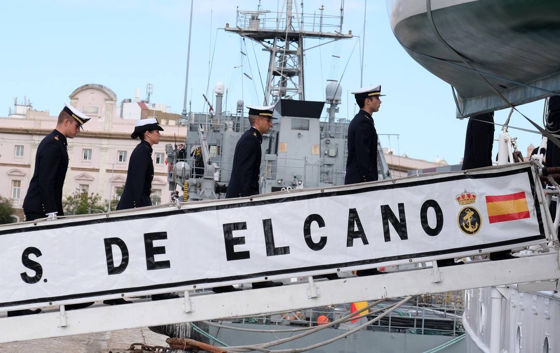 FOTOS: Cientos de personas dicen adiós al Juan Sebastián de Elcano en el muelle de Cádiz