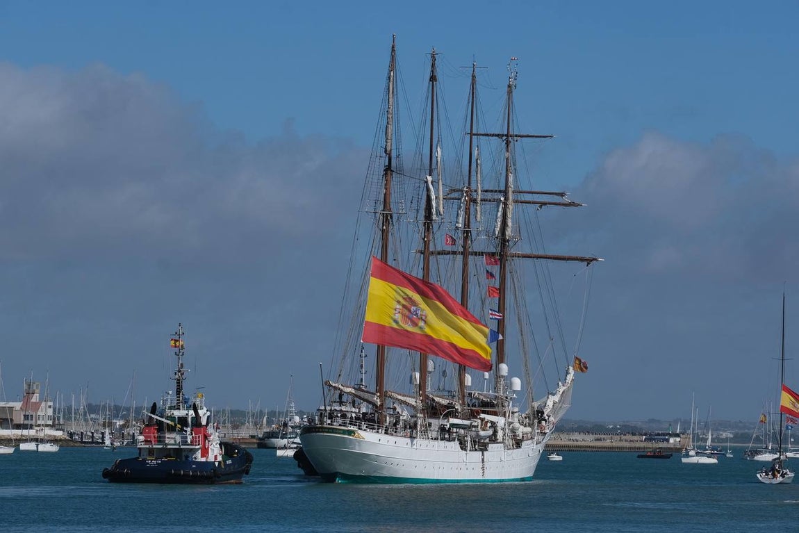 FOTOS: Cientos de personas dicen adiós al Juan Sebastián de Elcano en el muelle de Cádiz