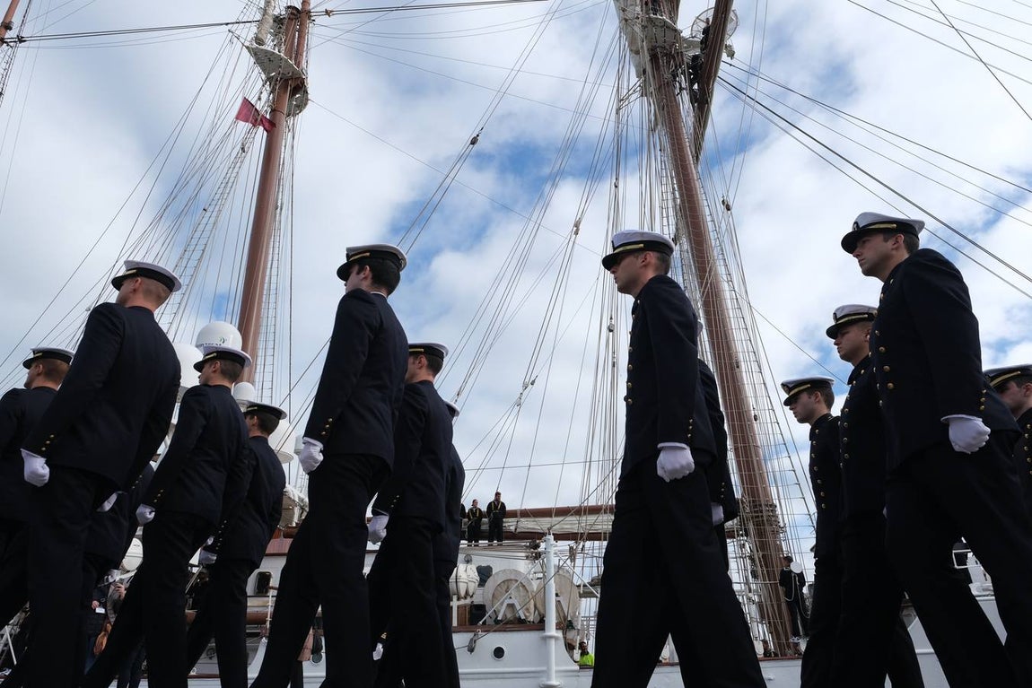 FOTOS: Cientos de personas dicen adiós al Juan Sebastián de Elcano en el muelle de Cádiz