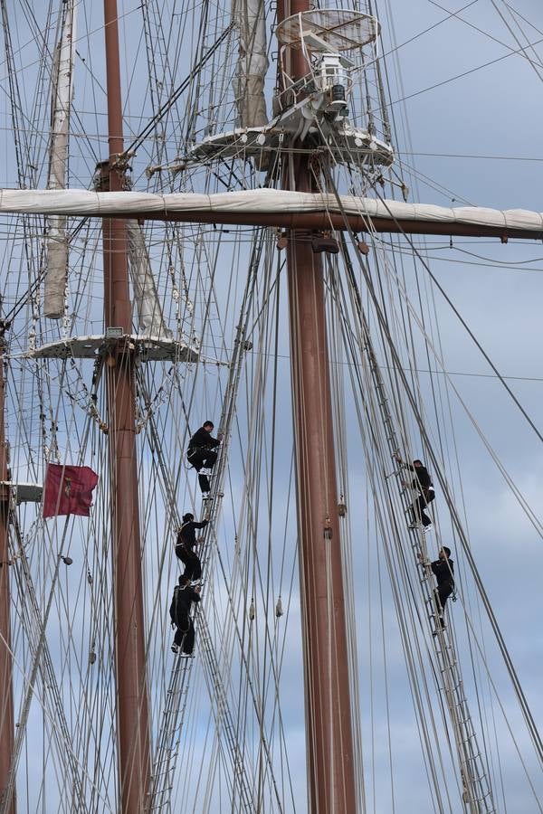 FOTOS: Cientos de personas dicen adiós al Juan Sebastián de Elcano en el muelle de Cádiz