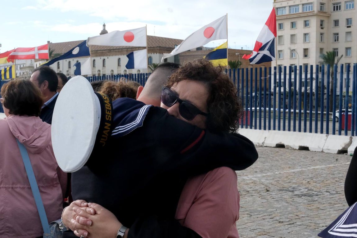 FOTOS: Cientos de personas dicen adiós al Juan Sebastián de Elcano en el muelle de Cádiz