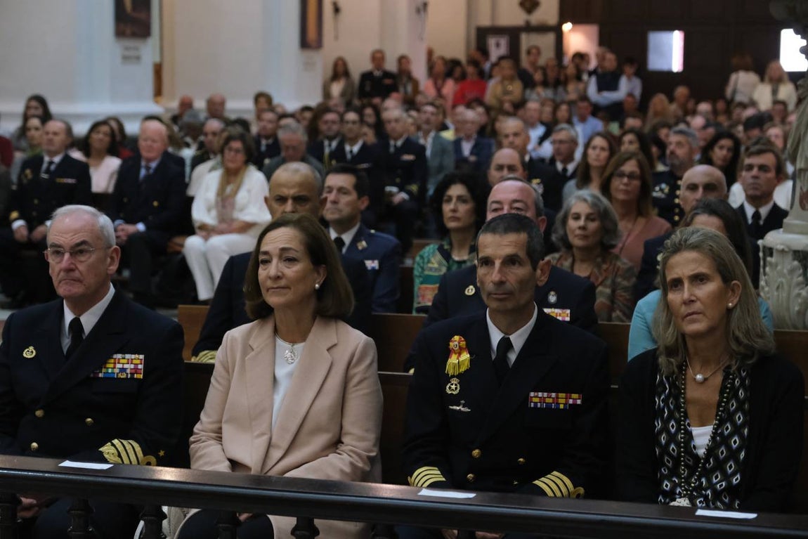 FOTOS: Cientos de personas dicen adiós al Juan Sebastián de Elcano en el muelle de Cádiz