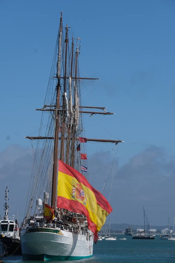 FOTOS: Cientos de personas dicen adiós al Juan Sebastián de Elcano en el muelle de Cádiz