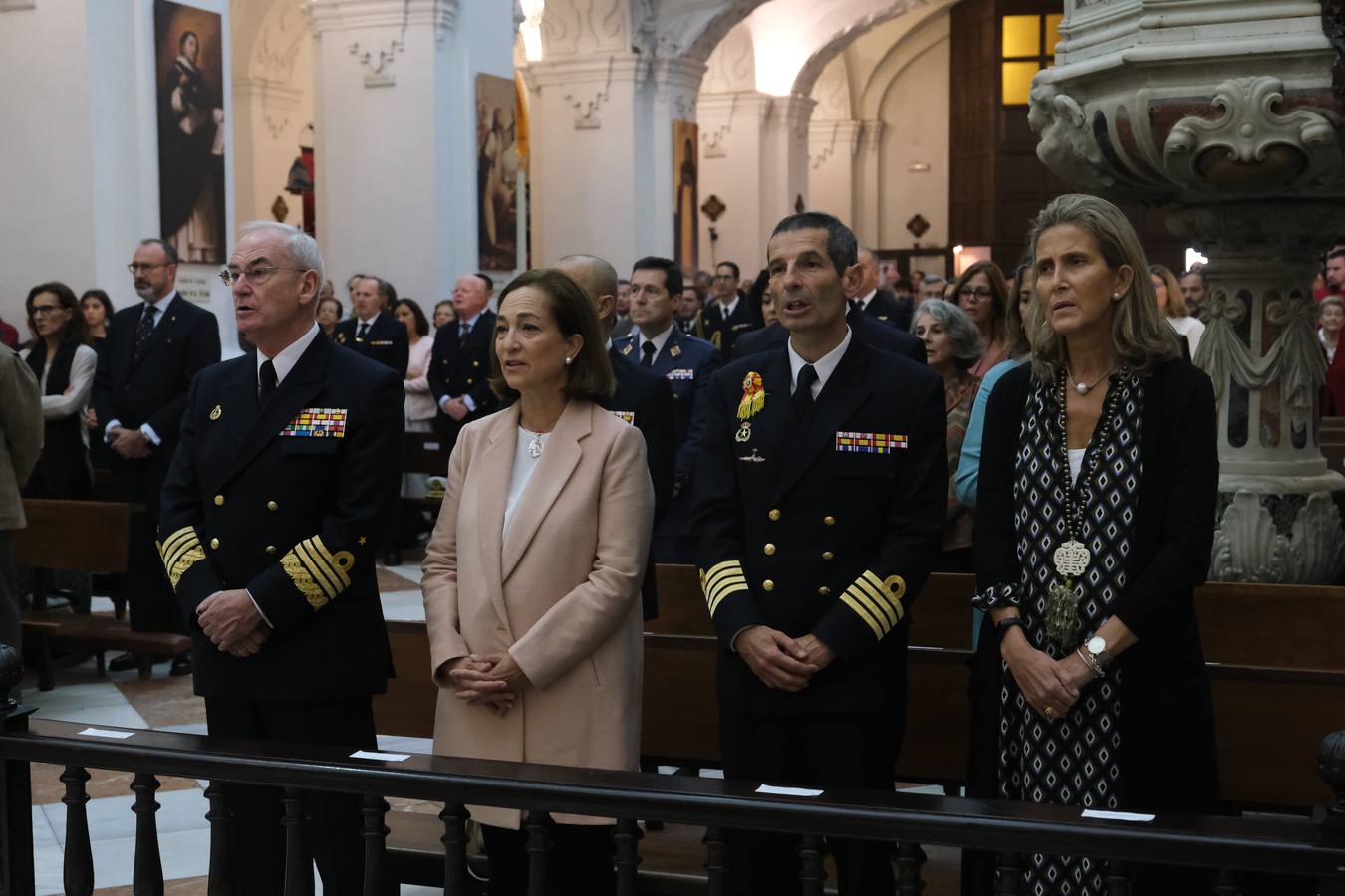 FOTOS: Cientos de personas dicen adiós al Juan Sebastián de Elcano en el muelle de Cádiz
