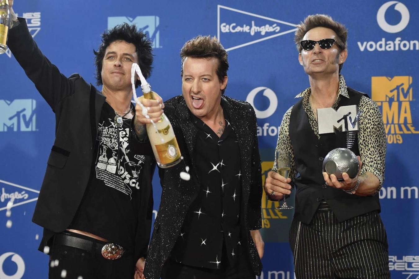 El grupo Green Day posa con el premio MTV EMA. 