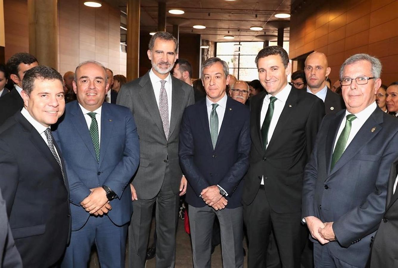 El presidente de Eurocaja Rural, Javier López Martín, y el director general dela entidad, Víctor Manuel Martín López, con el Rey en el congreso oganizado por el Cuerpo Nacional de Policía. 