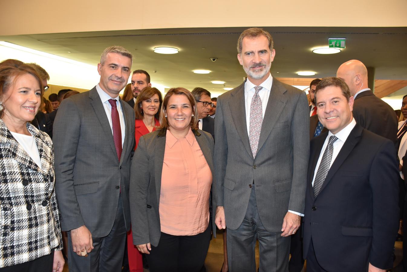 El Rey con la alcaldesa de Talavera, Tita García Élez; el presidente de la Diputación, Álvaro Gutiérrez y el presidente de la Junta, Emiliano García-Page. 