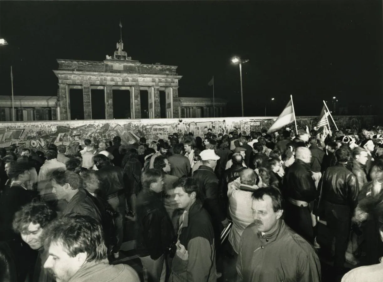 Los berlineses festejaron, durante toda la noche, la caída del Muro de Berlín. Esta es una de las instantáneas más idílicas. MIGUEL BERROCAL. 