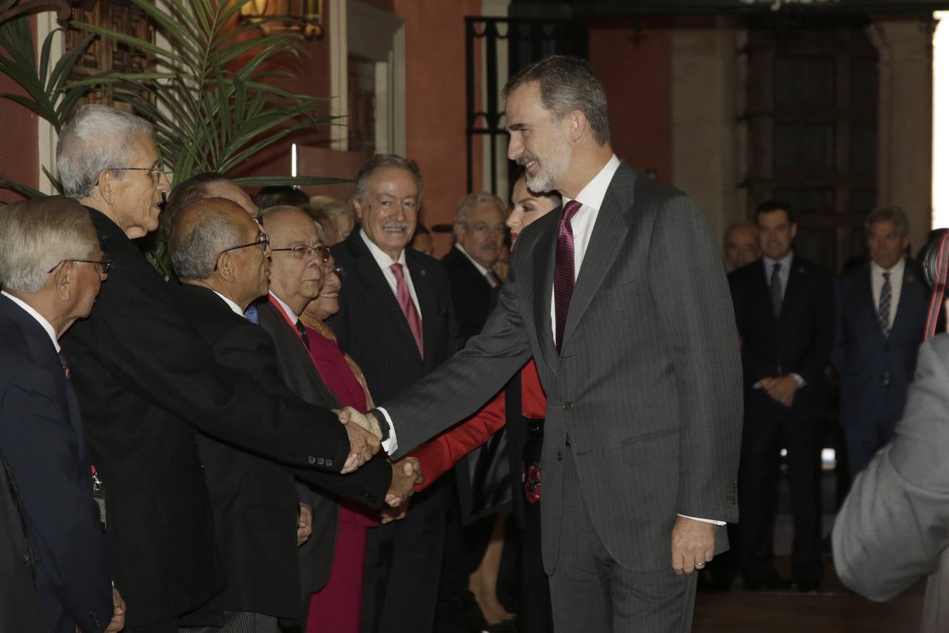 En imágenes, la llegada de los Reyes de España a Sevilla y al Congreso de las Academias