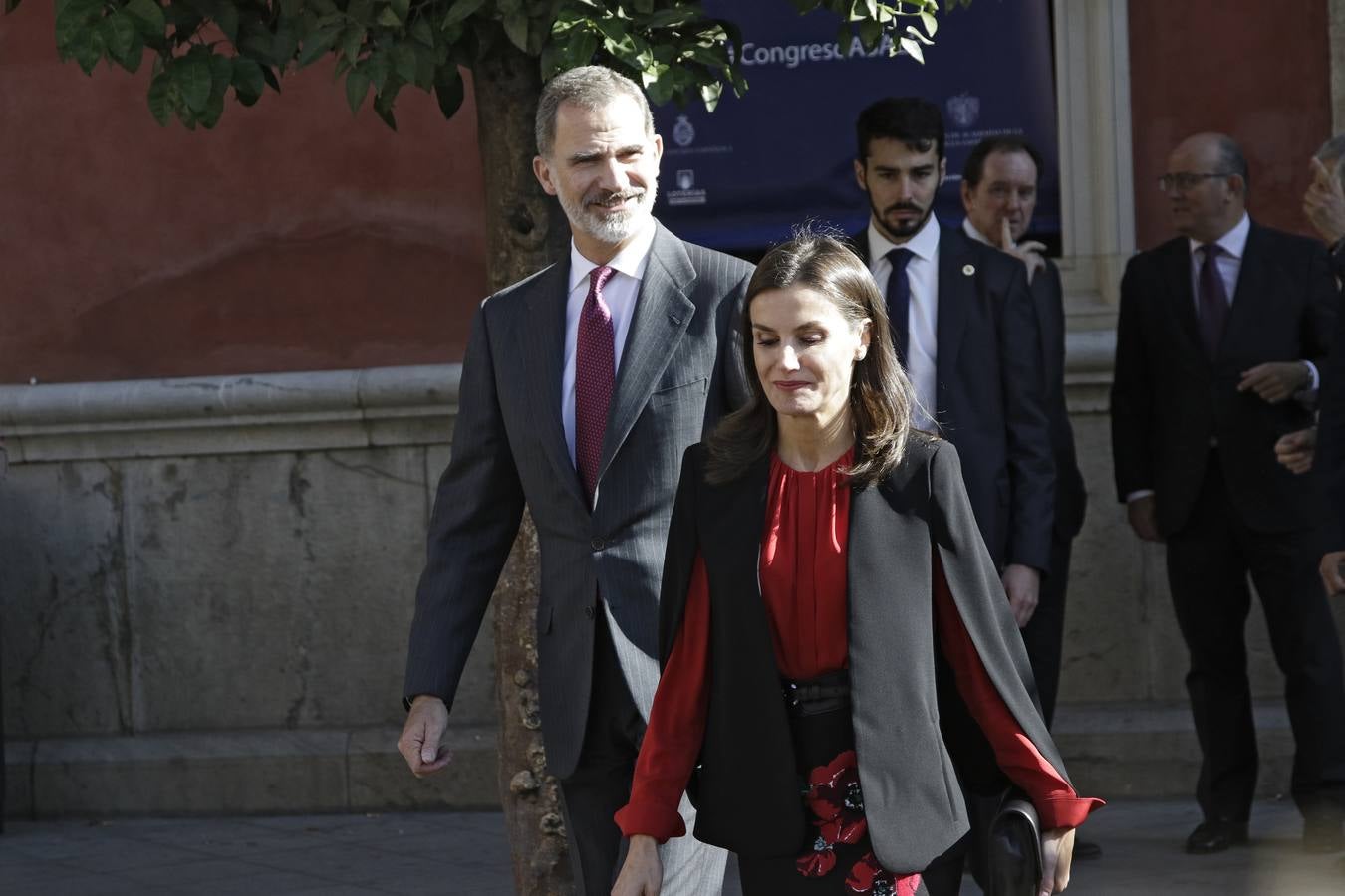 En imágenes, la llegada de los Reyes de España a Sevilla y al Congreso de las Academias